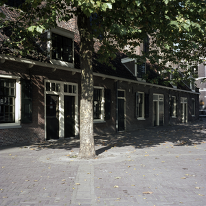 859511 Gezicht op de tegen de Jacobikerk (Jacobskerkhof) te Utrecht gebouwde vrijwoningen.